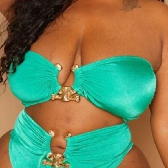 PrettyLittleThing Plus Green Hammered Trim Bikini Top NWT Size 22 US - Picture 1 of 8